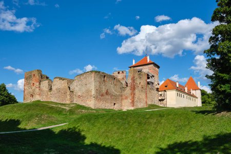 Foto de Vista de la atracción turística letona: ruinas del antiguo castillo medieval de Bauska y los restos de un palacio posterior. Bauska, Letonia. - Imagen libre de derechos