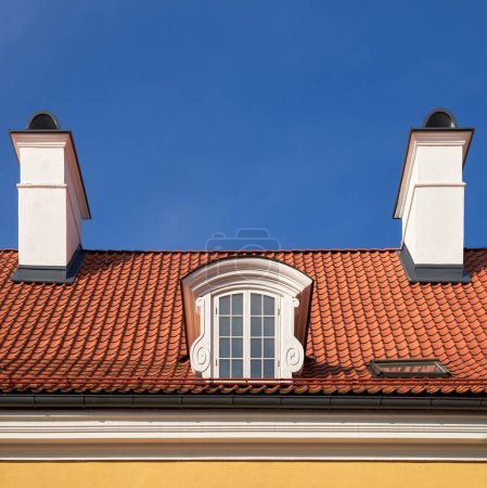 Téléchargez les photos : Ancien toit grenier vintage avec fenêtre et cheminées. Fenêtres et cheminées rétro grenier, Riga, Lettonie. - en image libre de droit