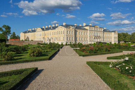 Foto de Atracción turística letona - Jardín francés y palacio Rundale, Pilsrundale, Letonia. - Imagen libre de derechos