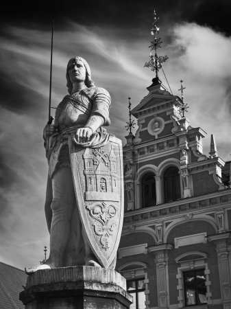Foto de Town Hall Square in downtown of old  Riga city, Latvia. Sculpture of Roland and the House of the Blackheads. Black and white retro styled. Riga, Latvia. - Imagen libre de derechos