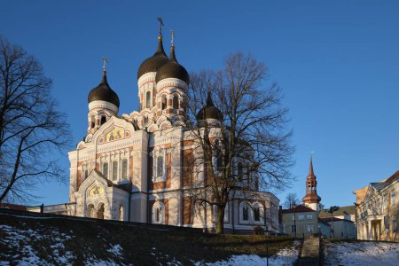 Téléchargez les photos : Ancienne cathédrale Alexandre Nevsky dans la vieille ville de Tallinn en hiver. Tallinn, Estonie. - en image libre de droit
