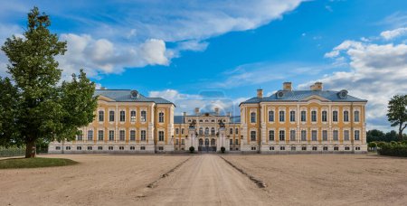 Foto de Vista de la atracción turística letona - antiguo palacio y parque de la Rundale, Pilsrundale, Letonia. - Imagen libre de derechos
