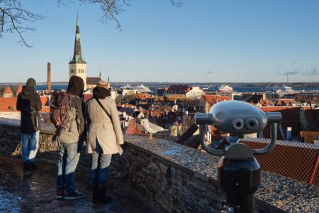Foto de Hermoso paisaje urbano del casco antiguo de Tallin. Vista panorámica desde la plataforma de observación en Tallin, Estonia. - Imagen libre de derechos