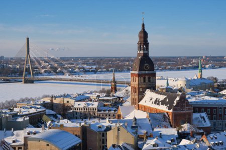 Foto de Vista panorámica desde la torre de la Iglesia de San Pedro en la Catedral de Riga y techos de casas antiguas en la ciudad vieja de Riga, Letonia en invierno. - Imagen libre de derechos