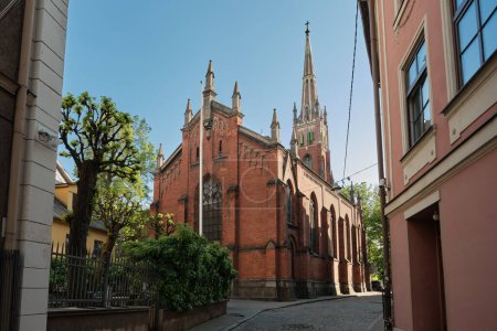 Foto de View of old ancient St Saviours anglican Church in Riga, Latvia. - Imagen libre de derechos