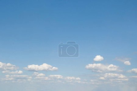 Foto de Una hermosa y amplia vista de un cielo azul brillante adornado con nubes blancas esponjosas. Lugar de diseño - Imagen libre de derechos