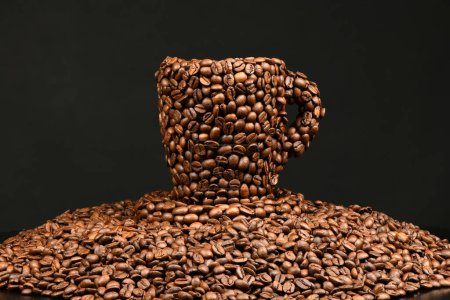 Foto de Una taza de café hecho de granos de café tostados. Los granos de café se pegan en la forma de una taza. Foto de alta resolución. Profundidad total del campo. - Imagen libre de derechos