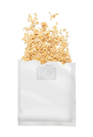 Foto de Copos de avena en un paquete aislado sobre un fondo blanco - Imagen libre de derechos
