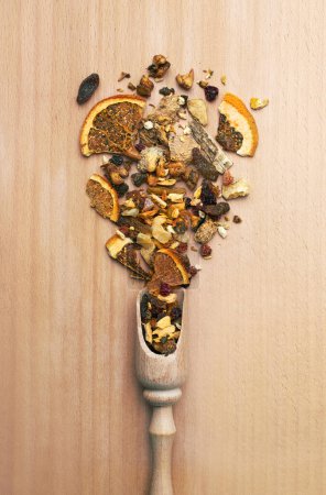 Foto de Té en una cuchara de madera sobre un fondo de madera - Imagen libre de derechos