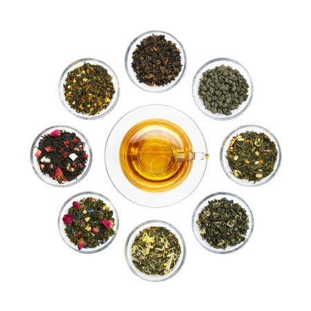 Foto de Set de Té en cuencos alrededor de una taza de té aislado sobre fondo blanco - Imagen libre de derechos