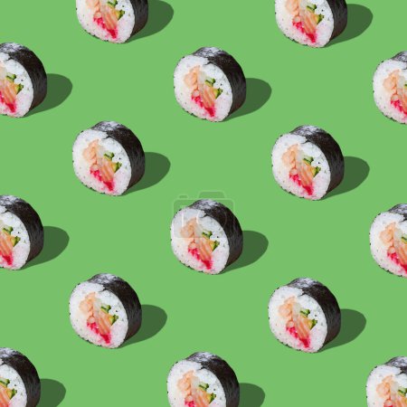 Foto de Rollos de sushi sobre fondo verde. Vista superior. Diseño de arte pop. Estilo plano minimalista laico. - Imagen libre de derechos