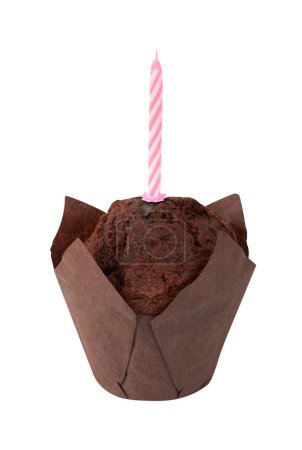 Téléchargez les photos : Cupcake avec bougie isolé sur un fond blanc - en image libre de droit