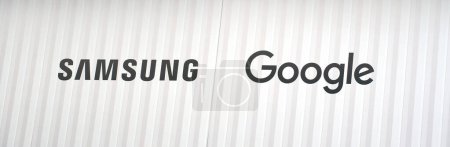 Foto de Dallas, TX EE.UU. - 24 de febrero de 2024: Google y Samsung logotipo en una pared. Google y Samsung tienen una asociación de larga data y multifacética, colaborando en diversas áreas para beneficiar a ambas empresas - Imagen libre de derechos