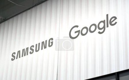 Foto de Dallas, TX EE.UU. - 24 de febrero de 2024: Google y Samsung logotipo en una pared. Google y Samsung tienen una asociación de larga data y multifacética, colaborando en diversas áreas para beneficiar a ambas empresas - Imagen libre de derechos