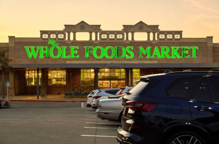 Foto de Dallas TX, Estados Unidos - 25 de febrero de 2024: Entrada a la tienda Whole Foods Market. Propiedad de Amazon, Whole Foods una cadena de supermercados estadounidense con sede en Texas vende alimentos libres de ingredientes artificiales y grasas poco saludables. - Imagen libre de derechos