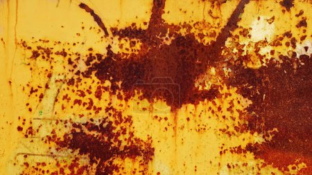 Foto de Superficie metálica pintada de amarillo con óxido erosionado - Imagen libre de derechos