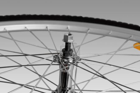 Foto de Rueda delantera de bicicleta. Primer plano. Aislado sobre fondo gris claro. - Imagen libre de derechos