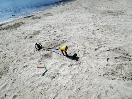 Téléchargez les photos : Metal detector on the sandy beach. Caspian Sea. - en image libre de droit