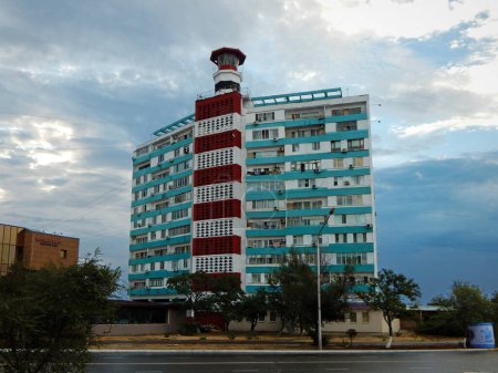 Foto de Faro en la azotea de un edificio residencial. Aktau. Kazajstán. Región de Mangistau. 12 agosto 2020 año. - Imagen libre de derechos