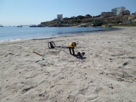 Téléchargez les photos : Metal detector on the sandy beach. Caspian Sea. - en image libre de droit