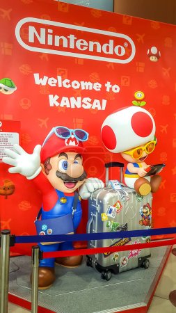 Foto de Osaka, Japón - 12 de abril de 2019: Señal de bienvenida con personajes de Super Mario Bros en el Aeropuerto Internacional de Kansai. El aeropuerto es el tercero más concurrido de Japón
. - Imagen libre de derechos
