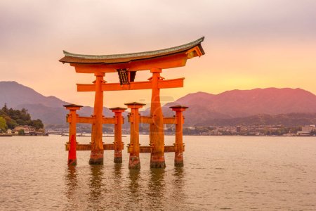 Puerta flotante del santuario de Itsukushima en la isla de Miyajima, Hiroshima, Japón (letrero de la puerta lee el santuario de Itsukushima)