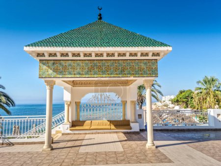 Téléchargez les photos : Pavillon avec la mer en arrière-plan, Hammamet, Tunisie - en image libre de droit