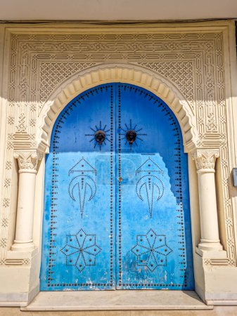 Téléchargez les photos : Une porte ornementale tunisienne typique - en image libre de droit