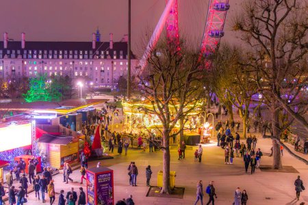 Téléchargez les photos : Londres, Angleterre - 16 décembre 2016 : Des gens marchent dans le marché de Noël du Southbank Centre. Le marché de style ancien est situé entre le pont Waterloo et le London Eye
. - en image libre de droit