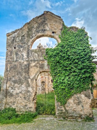 Verlassene Kirche in der Geisterstadt Bussana Vecchia, Italien