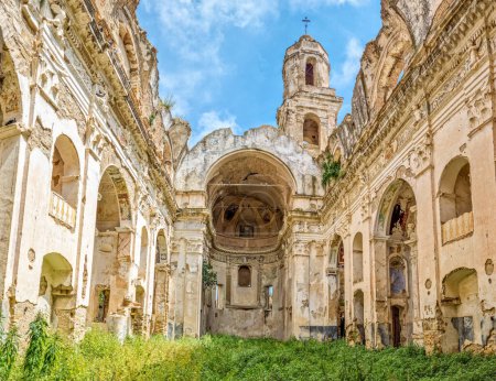 Verlassene Kirche in der Geisterstadt Bussana Vecchia, Italien