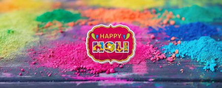 Diseño de banner de redes sociales Happy Holi con polvo colorido (Gulal) que se extiende en la mesa de madera.