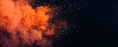 Hintergrund der Holi-Feier - eine große Wolke aus orangefarbenem und rotem Staub, möglicherweise von einem Vulkanausbruch oder einem Feuer, die über den Himmel verstreut ist. Die Staubpartikel fliegen durch die Luft und schaffen eine optisch eindrucksvolle Szene.