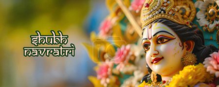 Glücklich (Shubh) Navratri Social Media Banner, Schön gearbeitete indische Göttin Durga Maa Idol mit Ornamenten in Nahaufnahme Seitenansicht. Religiöses Fest der Hindus.