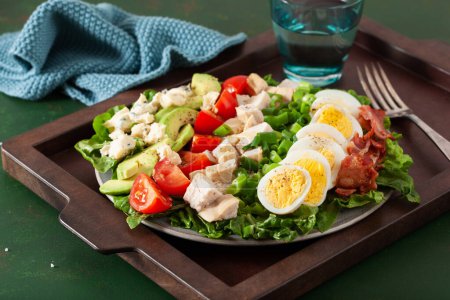 salade de Cobb américaine saine avec oeuf bacon avocat poulet tomate. régime alimentaire copieux à faible teneur en glucides keto
