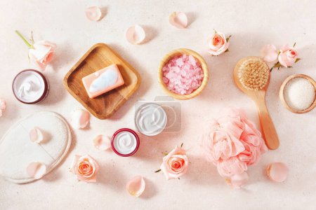Foto de Productos para el cuidado de la piel y flores de rosas. cosméticos naturales para el tratamiento de spa en casa - Imagen libre de derechos
