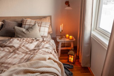 Téléchargez les photos : Intérieur confortable chambre scandinave dans des tons naturels, bougies couverture - en image libre de droit