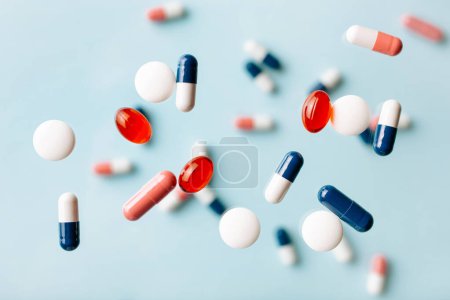 Fliegende Pille Tablette Kapsel Levitation Medizin. Medizinische Behandlung für Grippeviren