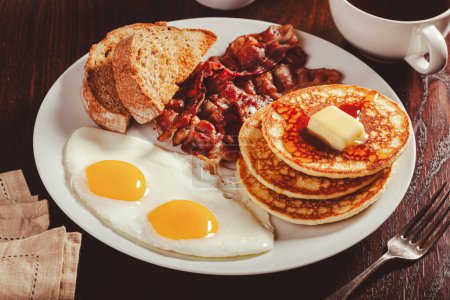 Téléchargez les photos : Traditionnel petit déjeuner américain œufs crêpes avec bacon et pain grillé - en image libre de droit