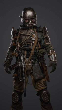 Foto de Retrato de sobreviviente militar en post apocalipsis vestido con traje blindado. - Imagen libre de derechos