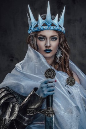 Retrato de reina de hielo con corona y espada de piel fría.