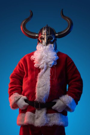 Téléchargez les photos : Portrait de Père Noël vêtu d'un manteau rouge et casque de vikings. - en image libre de droit