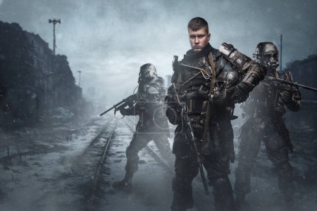 Foto de Disparo de grupo de soldados en el marco del apocalipsis post en la ciudad abandonada de invierno. - Imagen libre de derechos