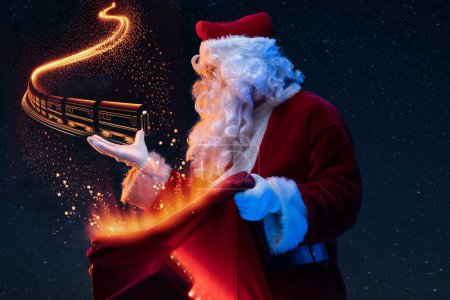 Téléchargez les photos : Portrait de père Noël du nouvel an habillé en costume rouge et locomatif magique. - en image libre de droit
