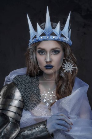Foto de Tiro de reina de hielo con mano blindada y corona vestida con capa. - Imagen libre de derechos