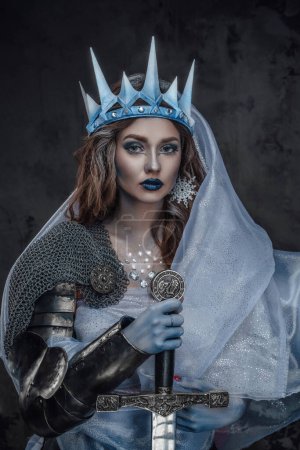 Portrait de reine de glace avec couronne et peau de colden tenant épée.