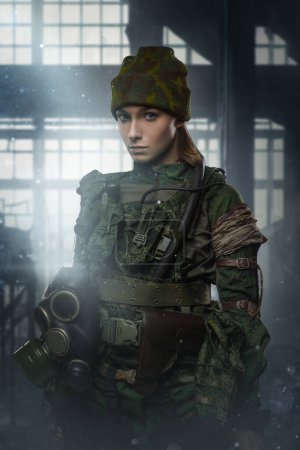 Téléchargez les photos : Art du soldat féminin aux cheveux bruns habillé en uniforme dans une ville abandonnée. - en image libre de droit