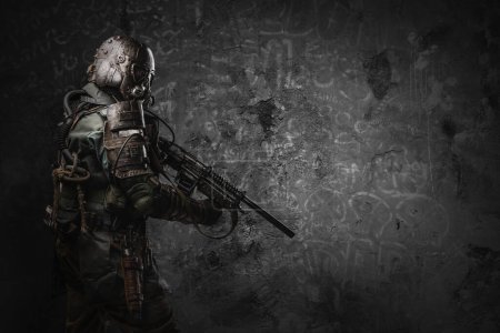 Téléchargez les photos : Shot of post apocalyptic soldier with uniform and shotgun dressed in armor and gas mask. - en image libre de droit