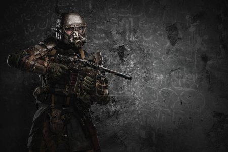 Foto de Shot of post apocalyptic soldier with uniform and shotgun dressed in armor and gas mask. - Imagen libre de derechos