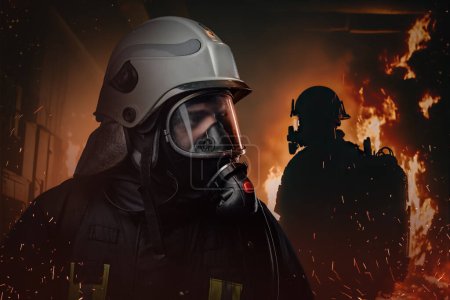 Téléchargez les photos : Teamwork of two firefighters dressed in protective uniform and helmet in heat of inferno. - en image libre de droit